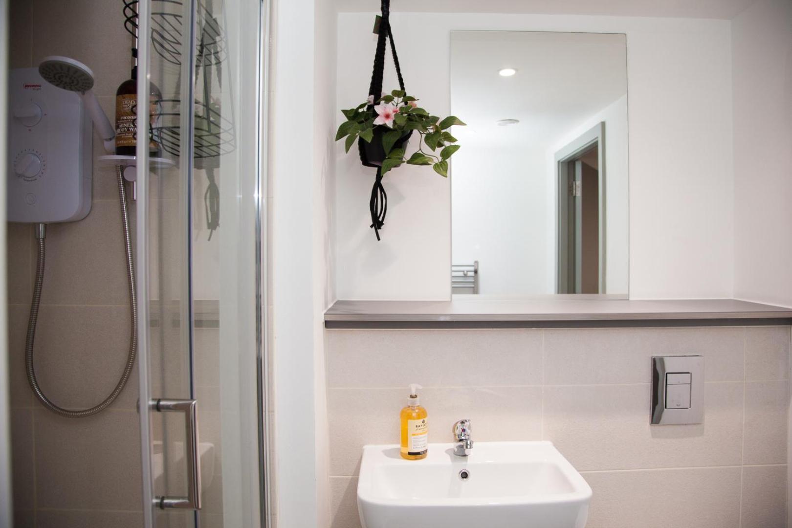 Versatile Retreat-mid/long Stay% Apartment Liverpool